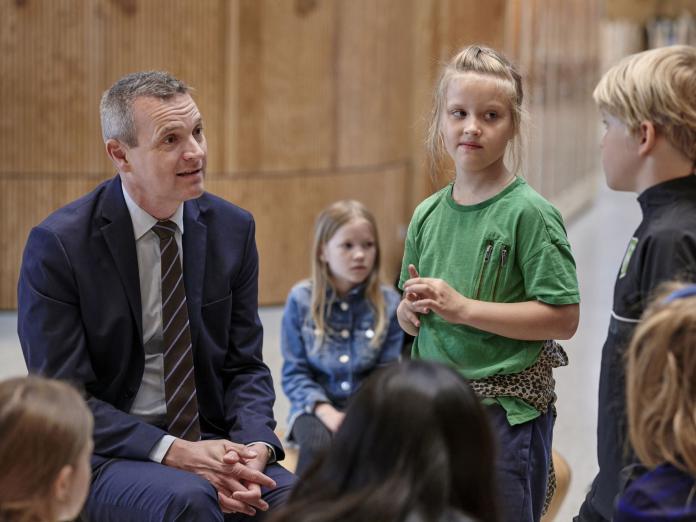 Jakob Næsager taler med børn