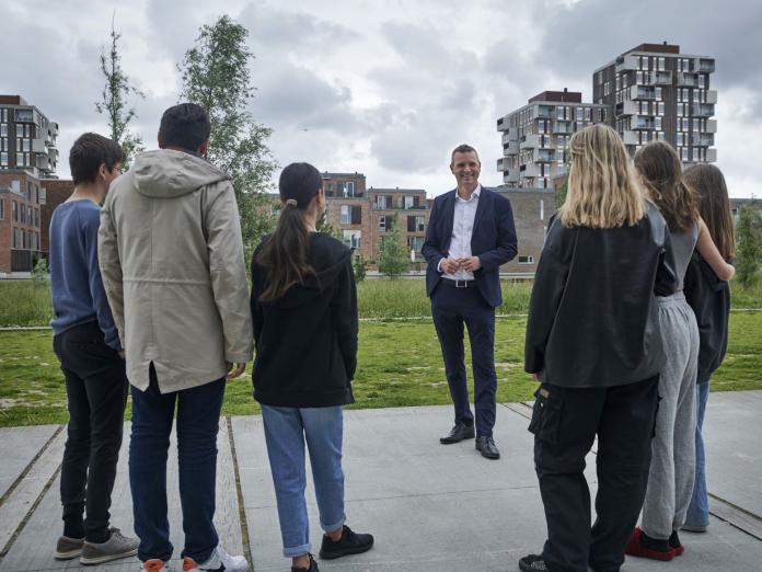 Jakob Næsager taler med børn