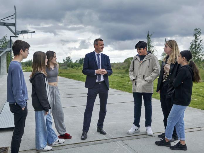 Jakob Næsager taler med børn