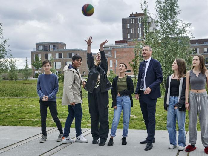 Jakob Næsager spiller basketball med børn