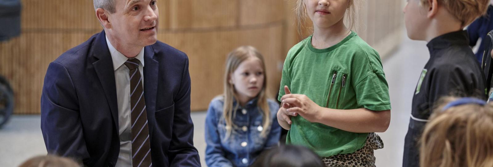 Jakob Næsager taler med børn