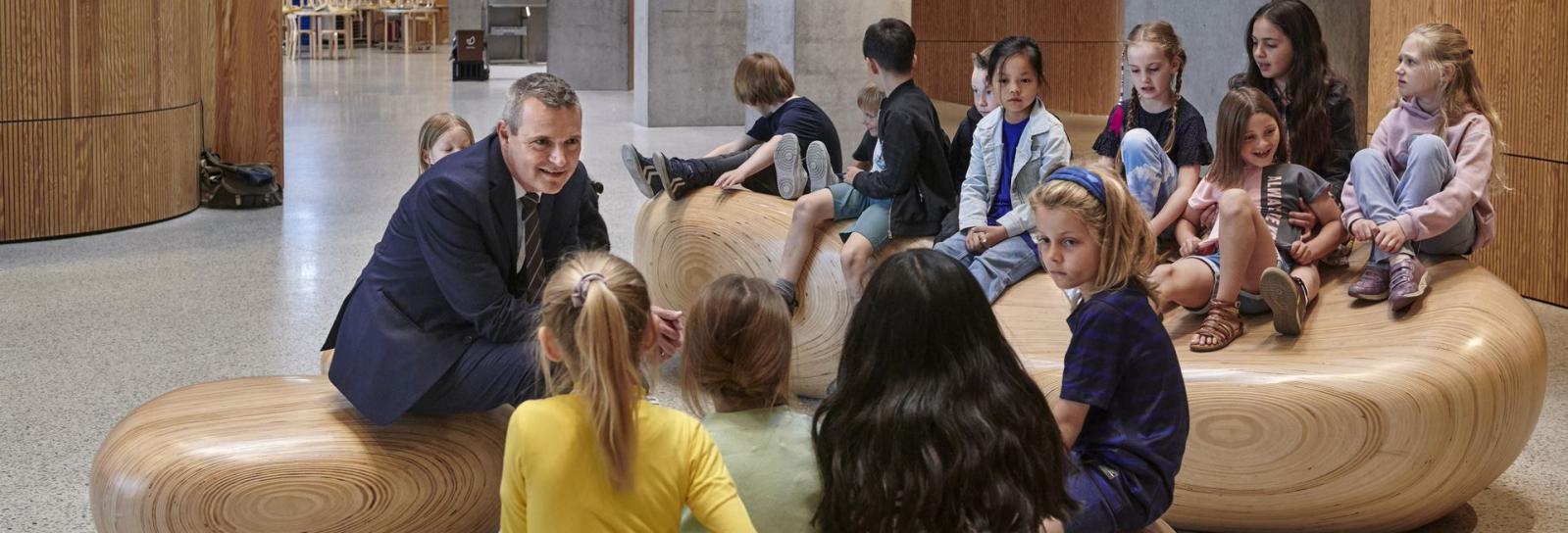 Jacob der snakker med børn